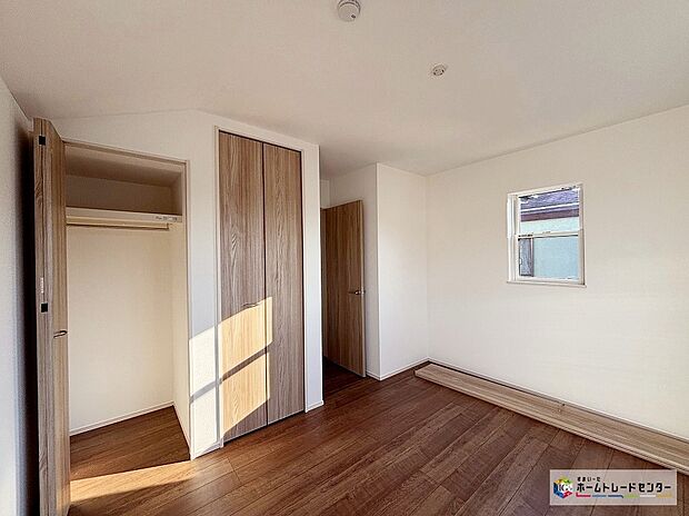 【洋室】バルコニーからは光と風を室内へと取り込みます。木のぬくもりを感じるフローリングに優しい光が差し込みくつろぎのプライベート空間を演出します！