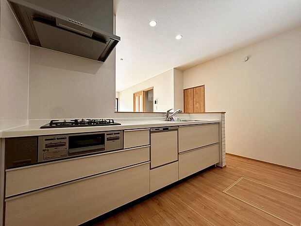 【キッチン】大きなお鍋やフライパンなどもすっぽりと収納できます！床下収納もしっかり完備。たっぷり収納できると、その分作業場が広くなるので、お料理も快適に進められますね♪