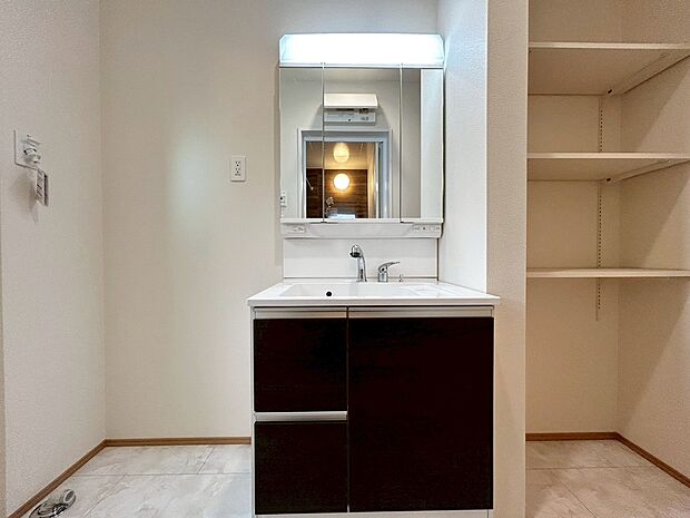 【洗面台】散らかりがちな洗面台も三面鏡の後ろの収納でスッキリ♪
三面鏡の後ろ以外にも収納がございますので、ちょっとした生活用品等の収納もできます！