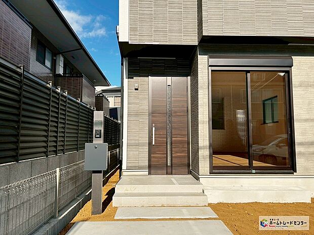 【玄関】【A号棟】通風・採光に優れたお住まいです。水回りを集中させ必要な場所に収納を配置した効率的な家事動線。快適さと安らぎをかなえるお住まいです。