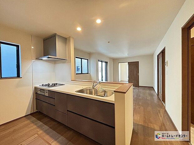 【キッチン】【A号棟】リビングで遊んでいるお子様を見守りながら、時にはお喋りをしながら料理や後片付けができる人気の高いスタイルです♪