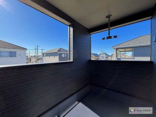 【バルコニー】ルーフバルコニーでは大きく広がる青空を眺めながら日光浴など、プライバシーを守りながら豊かな時を過ごせます。