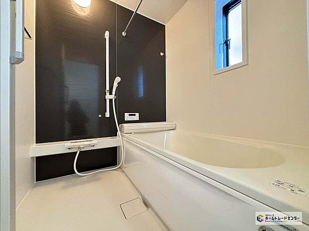 【浴室】嬉しい浴室換気乾燥機付きです！雨の日や外出時に洗濯物を干せて便利！寒い季節はあらかじめ浴室内を暖めて快適に入浴できますね！