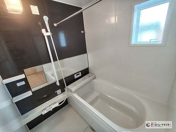 【浴室】窓付きのバスルームは、採光もあり明るく気持ちの良い空間です。窓があることで、換気環境も良好。掃除もスムーズに出来ます♪