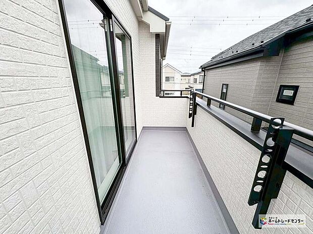 【バルコニー】お布団やシーツも1回でまとめて干せます。広いバルコニーからたっぷりの光をうけたお布団やシーツから太陽のにおいが感じられます♪