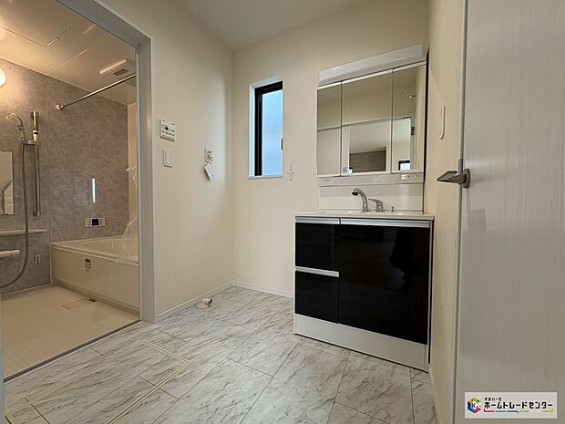 【A号棟洗面所】三面鏡付きの洗面化粧台ですので、たっぷりと収納いただけます！
清潔感のある快適空間で毎日の身支度も気持ち良くお使い頂けますね。