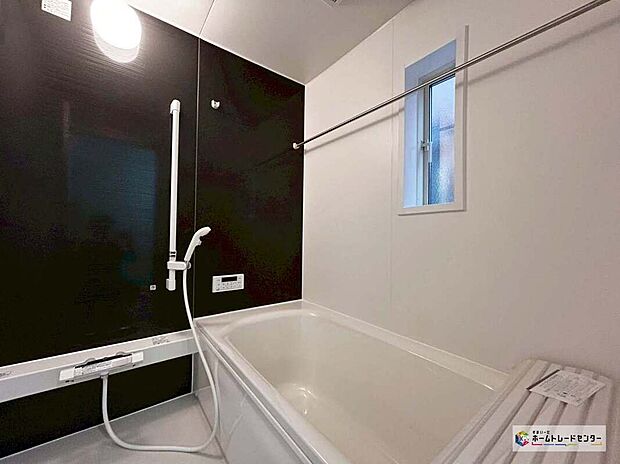 【浴室】≪Bathroom≫1号棟
半身浴もできる広々とした湯船があり、朝日を浴びながらの入浴も気持ちよさそう。浴室乾燥機付きのバスルームとなっております♪