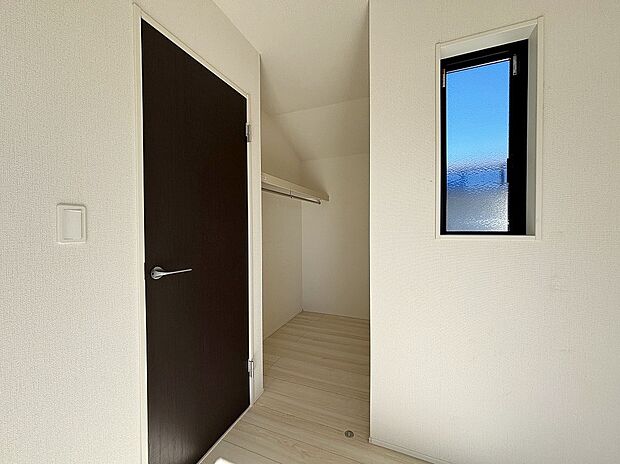 【収納】収納力豊富なウォークインクローゼットを設置。洋服や小物類など、目的に応じてすっきり美しい収納を実現します。