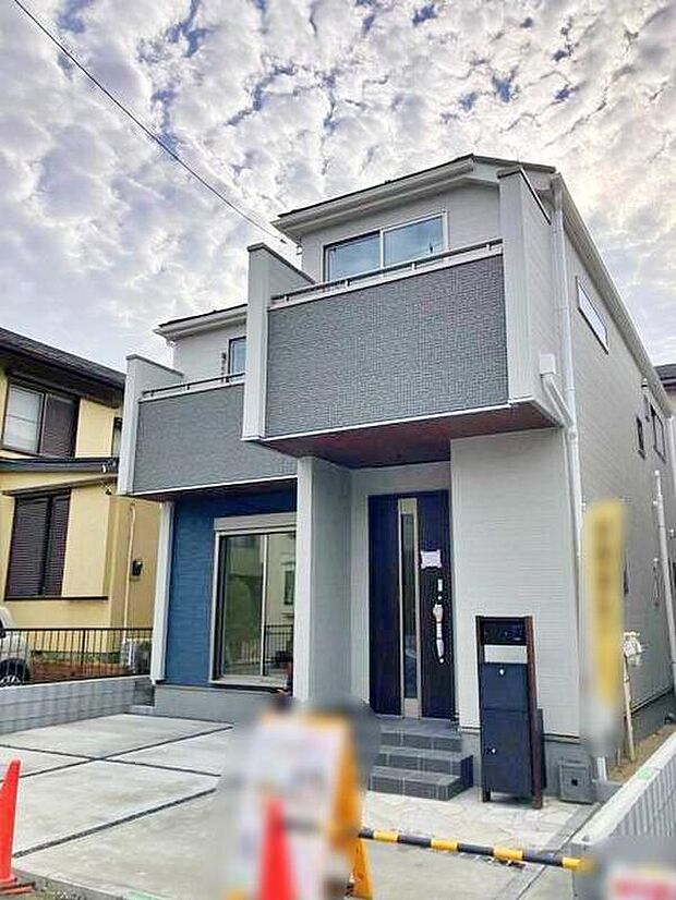 【現地外観写真】（２号棟）
コンクリート仕上げのカースペースは雨の日の足元も快適。車種により並列２台駐車可能です♪