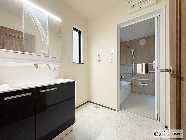 【洗面台】散らかりがちな洗面台も三面鏡の後ろの収納でスッキリ♪
三面鏡の後ろ以外にも収納がございますので、ちょっとした生活用品等の収納もできます！