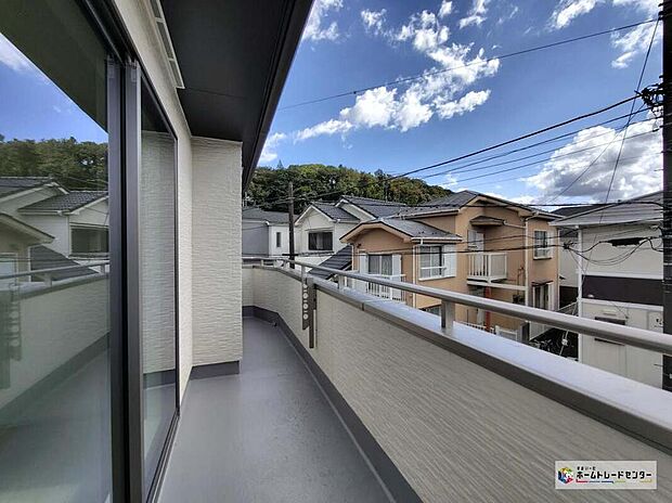 【バルコニー】南側に設置されたワイドバルコニー♪心地よい春の陽射しや暖かな風を楽しむことが出来る。晴れた日にはたっぷりの洗濯物や布団を干せます!