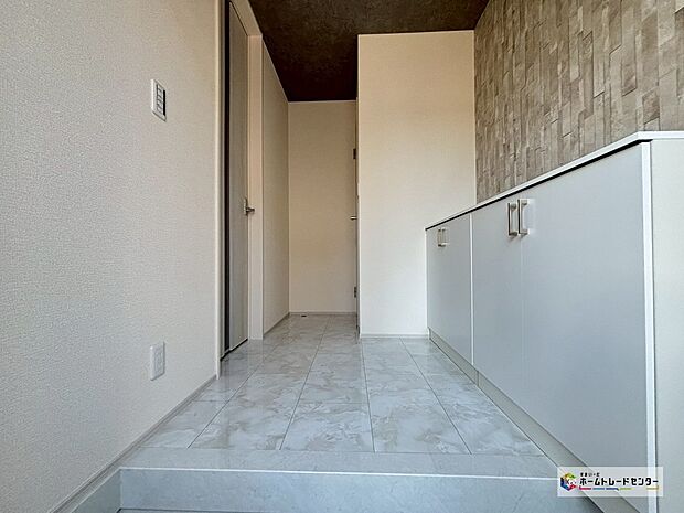 【玄関】☆玄関☆１号棟
訪れる人を優しく迎える、スタイリッシュな玄関。ガラススリットの入った玄関ドアは室内に光を届けてくれる大事な存在です☆