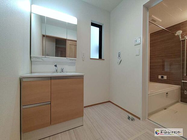 【洗面化粧台】【B号棟】女性にはうれしい３面鏡化粧台。鏡の裏が収納になっている機能的なタイプです。