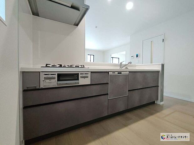 【キッチン】【A号棟】窓付きの明るく爽やかなキッチンスペース。床下収納もございますので、いつでもすっきりとお使い頂けそうです♪