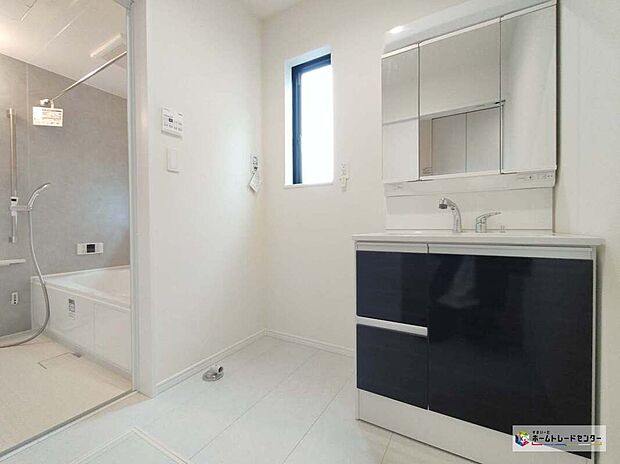 【洗面化粧台】【A号棟】白を基調とした爽やかなサニタリースペース。清潔感のある快適空間です。毎日の身支度も快適に気持ち良くお使い頂けます。