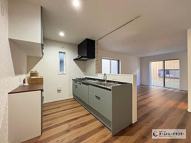 【キッチン】開放的な対面キッチンはご家族の声や姿を感じられ、安心して料理を楽しめます!明るさと解放感でご家族の集まるリビングがより快適で居心地の良い空間になります。