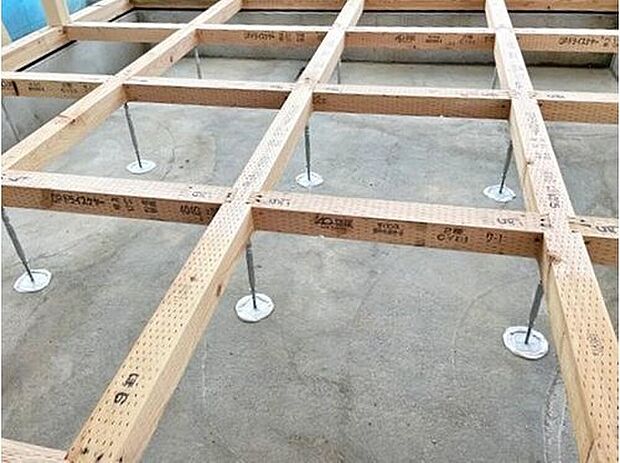 【【床束】】1階の床を支える部材で、しっかりとした荷重性能があります。 床を支える床束そのものが腐朽しては意味がありません。 こちらの建物は、シロアリや腐朽に無縁の安心の樹脂製を採用しております。