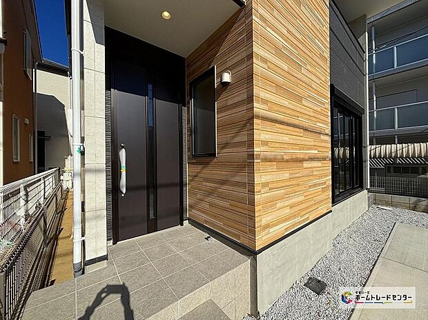 【玄関】訪れる人を優しく迎える、スタイリッシュな玄関。ガラススリットの入った玄関ドアは室内に光を届けてくれる大事な存在です☆ウッドテイストの玄関ドアがお洒落です。