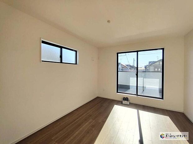 【リビング以外の居室】≪1号棟≫
2面採光を確保した明るい室内は、風通しも良く、大変居心地の良い空間となっております。爽やかな風を感じて起きる朝は、快適生活の始まりに!