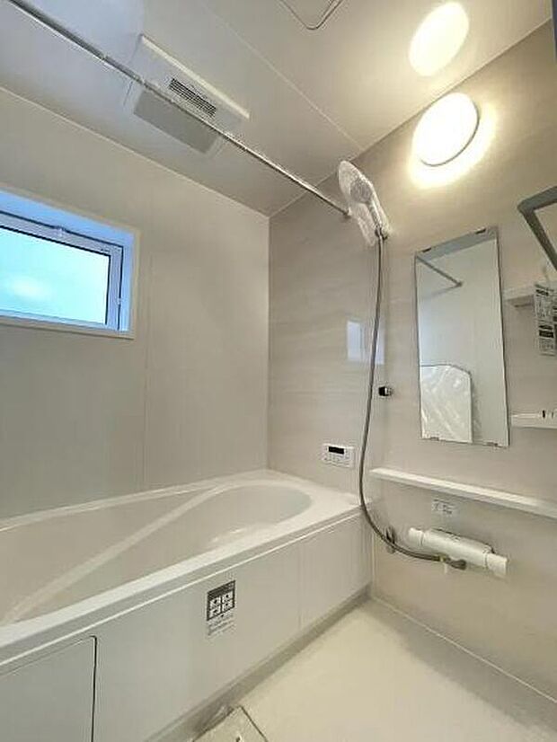 【浴室】≪1号棟≫
雨の日や外出時に洗濯物を干せる浴室暖房乾燥機付き♪寒い季節はあらかじめ室内を暖めて快適に入浴できます！