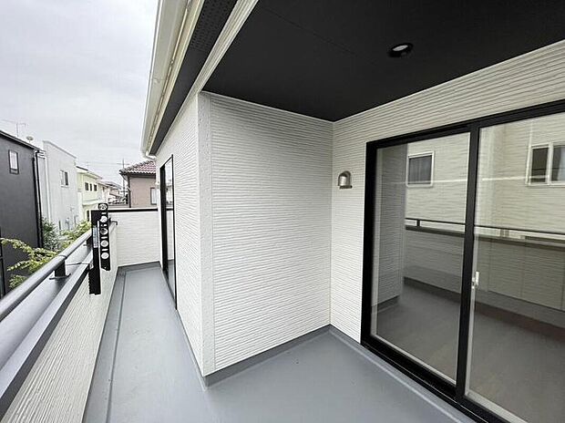 【バルコニー】≪1号棟≫
広々としたバルコニーは、太陽の光がたくさん♪ご家族のお洗濯物やお布団もたっぷり干せる頼もしい存在です♪たくさんの洗濯物や全員の布団を一気に干せますね♪