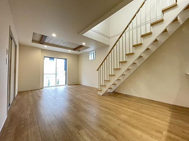 【リビングルーム】≪1号棟≫
陽当りの良いリビングは明るく風通しの良い２面採光。ご家族の様子が感じられ、安心さと心地よさを実現した快適空間。