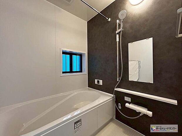 【浴室】≪Ｃ号棟≫
落ち着いた雰囲気のゆったり寛げるバスルーム。毎日のバスタイムが楽しみになりそうです♪