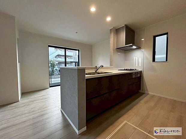 【キッチン】≪Ｃ号棟≫
窓付きの明るく爽やかなキッチンスペース。床下収納もございますので、いつでもすっきりとお使い頂けそうです♪