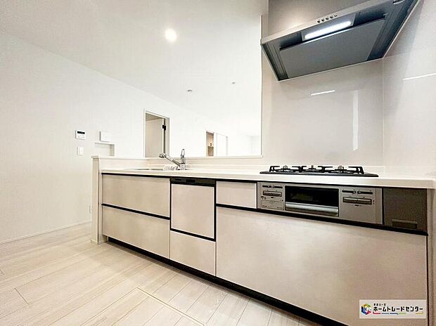 【キッチン】【2号棟】お料理の後片付けをサポートするビルトインタイプの食器洗浄乾燥機搭載。大容量のスライド式収納には、大きなお鍋から細かいキッチンツールまですっきりと機能的に収納できます！