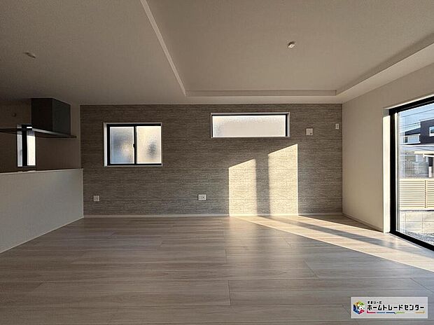 【リビング】住まいの中心となるLDKは広々とした空間！大きな窓からは優しい陽の光が心地よく明るい空間です。ご家族がゆったりとくつろげる居心地の良い空間です。