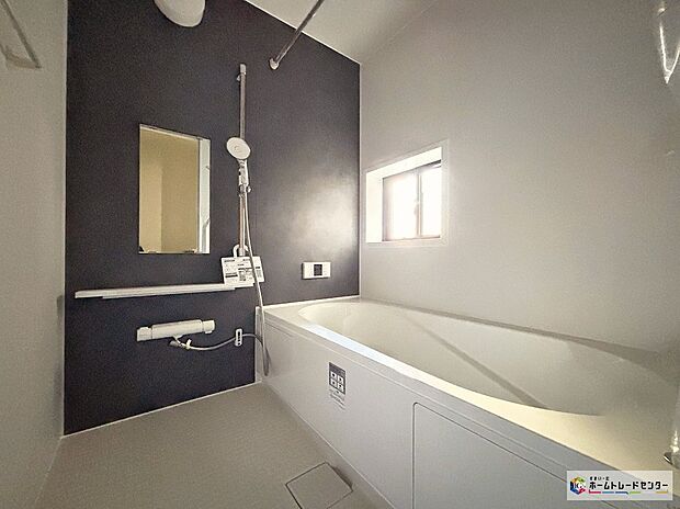 【C号棟浴室】嬉しい浴室換気乾燥機付きです！雨の日や外出時に洗濯物を干せて便利！寒い季節はあらかじめ浴室内を暖めて快適に入浴できますね！