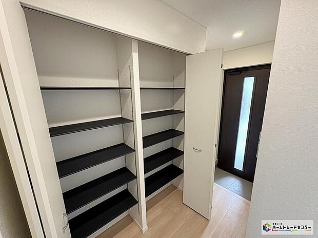 【玄関】1号棟
大容量のシューズボックスを備え、ご家族の履物をまとめて収納できるため散らかりがちな玄関をすっきりときれいに保てます！