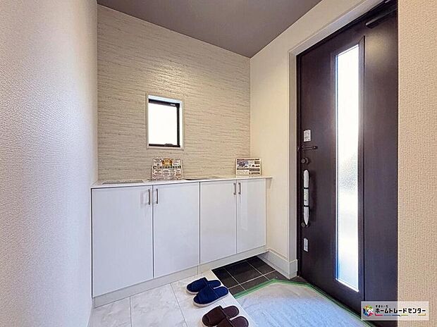 【玄関】開放感のある玄関ホール。温もり感じるフローリング仕様ですので、ご家族やお客様を温かく迎えてくれます。