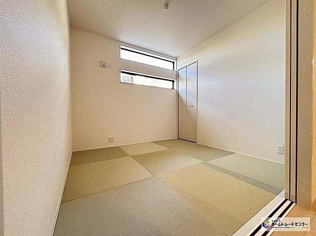 【リビング以外の居室】ご家族が多彩な過ごし方を楽しめる和室は洗濯物を畳んだり、お子様の遊び場、来客時など多目的に活躍。リビングと繋がりながらリラックスできる空間としてご利用いただけます！