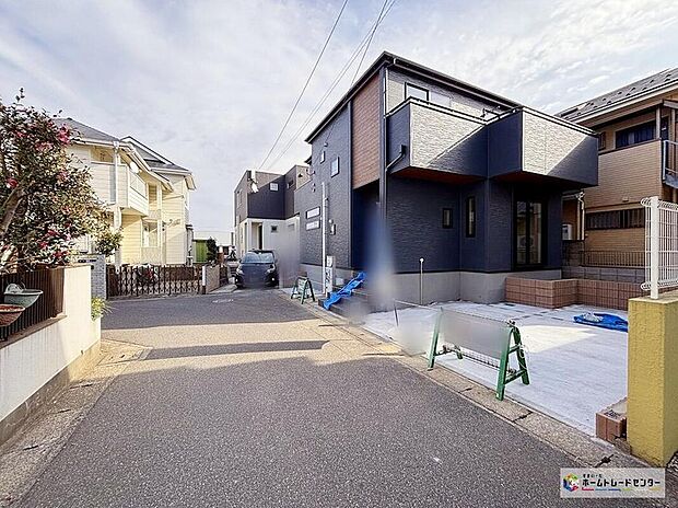 【前面道路含む現地写真】近くの完成物件と一緒に、ご内覧いただけます。物件の陽当りや通風・仕様設備、周辺環境や街並みなど、是非一度現地をご確認ください♪