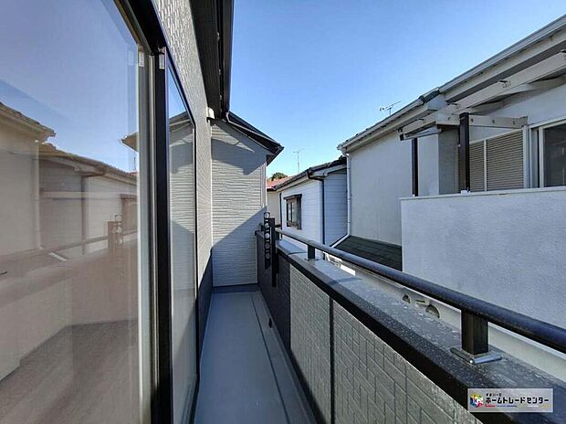 【バルコニー】広々としたバルコニーは、太陽の光がたくさん♪ご家族のお洗濯物やお布団もたっぷり干せる頼もしい存在です♪たくさんの洗濯物や全員の布団を一気に干せますね♪