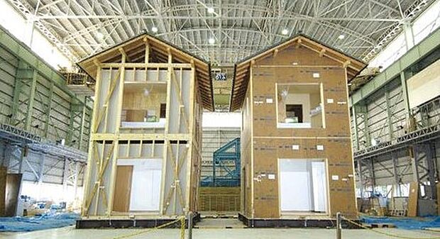 【【耐震性】】実物大の家屋を使った振動実験を実施しました。実験は、大型振動台の上に、「筋かい工法」と耐力面材「ダイライト」を施工した家屋を設置し、「阪神淡路大震災」と同じ振動を与えました。実験の結果、「ダイライト」は、震度7という極大地震の強い揺れにも倒壊せず、実際の住宅に施工した場合にも、優れた耐震性を発揮することが証明されました。