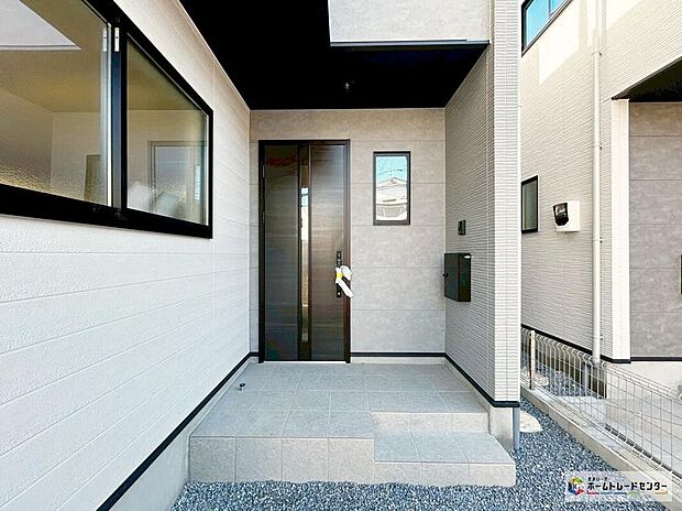 【玄関】≪1号棟≫
玄関ポーチには屋根がついているので雨などでも玄関前で濡れずにお出かけ準備が出来ます♪