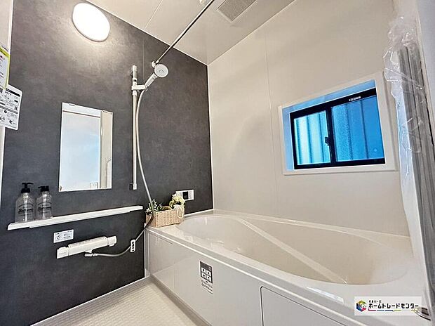 【浴室】ひろびろ１坪サイズのバスルーム半身浴もできるひろびろな浴槽です♪