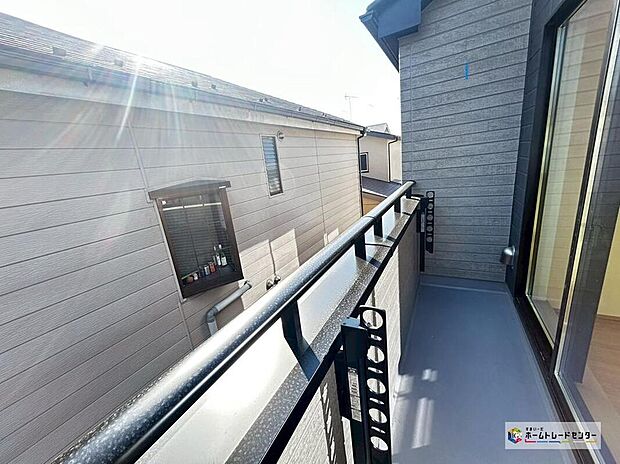 【バルコニー】お布団やシーツも１回でまとめて干せます。広いバルコニーからたっぷりの光をうけたお布団やシーツから太陽のにおいが感じられます♪