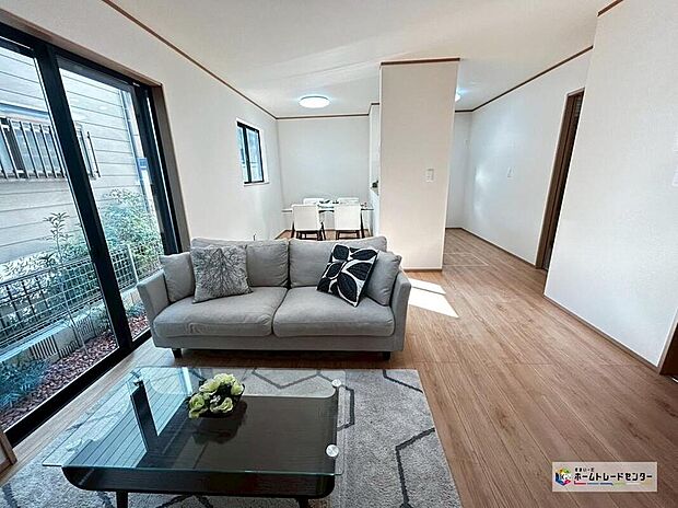 【リビングルーム】広々としたLDKに、自分好みのインテリアでレイアウト。季節ごとに模様替えなども、楽しみの一つとなりそうです。