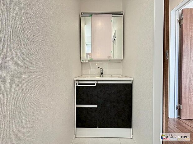 【洗面所】【３号棟】白を基調とした爽やかなサニタリースペース。清潔感のある快適空間です。毎日の身支度も快適に気持ち良くお使い頂けます。