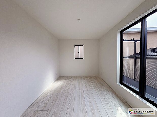 【2号棟洋室】広々収納は各居室にご用意!普段使うけど来客には見せたくない生活感ある物やバッグ等のかさばる小物などをスッキリ収納できますね♪