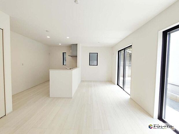 【リビングルーム】家族の一体感を感じられる広々スペース。家族と過ごす時間を大切にする方にぴったりのゆとりの住空間。