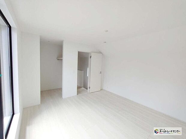 【リビング以外の居室】暖かい光を取り込みさわやかな風が抜ける２面採光の居室は心地よく過ごしやすい空間です。