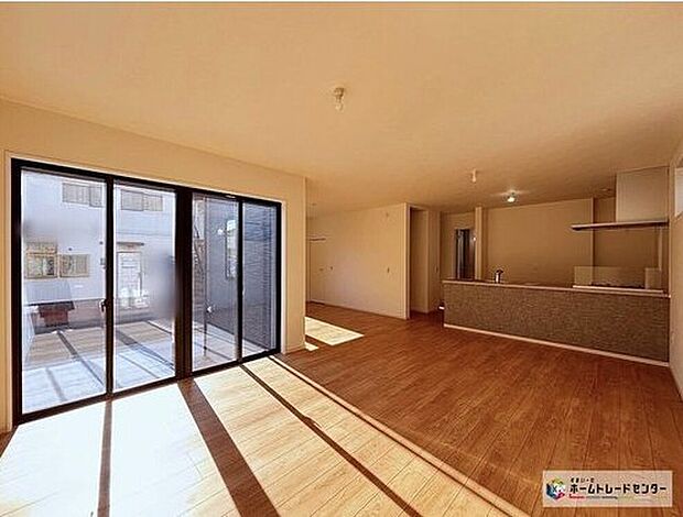 【リビング】広々としたリビングは、ご家族それぞれの居場所がある居心地の良いくつろぎ空間！たくさんの陽光が差し込む明るく快適なお部屋で家族団らんの時間を楽しめます！