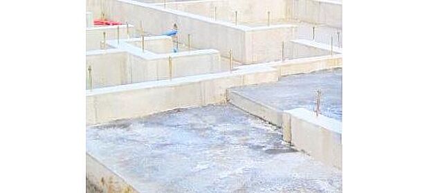 【【ベタ基礎】】面で支える耐震性のあるベタ基礎。また、基礎幅150mmと基準値の120mmよりも厚くし、より地震に強い住まいを実現できます。