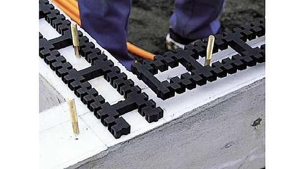 【【基礎パッキン】】基礎と土台を絶縁することで、腐朽菌や、シロアリの被害を未然に防ぎ、建物の耐久性や建材の持つ性能を十分に発揮させます。キソパッキンロングを通して、基礎全周から床下内へ自然の風を送り込みます。