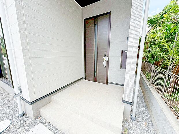 【玄関】≪1号棟≫
玄関ポーチには屋根がついているので雨などでも玄関前で濡れずにお出かけ準備が出来ます♪