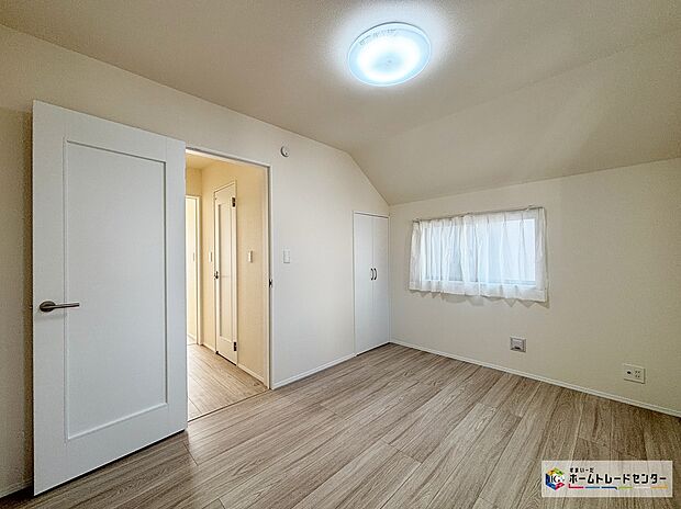 【G号棟洋室】清潔感あふれる優しいホワイトのクロスはどんな色やデザインの家具や建具にも調和しやすく、統一感が出やすいのが特徴です。流行に左右されにくく、長く使えて飽きの来ない色であるため将来の模様替えにも対応しやす